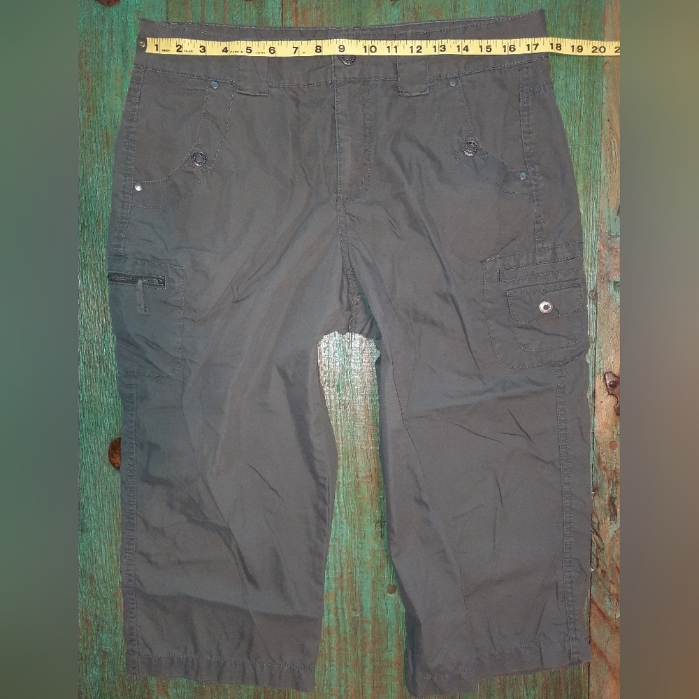 Women's Gloria Vanderbilt Gray Capris Size 12 excellent used condition - Picture 9 of 10